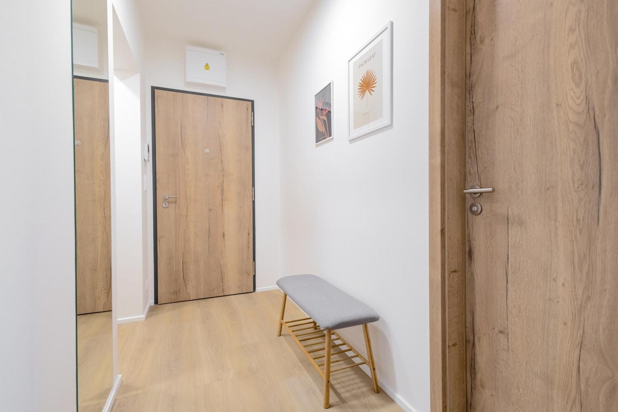 Apartamento Bright 2Br - 8Th Floor, Balcony, Free Parking - By Gravity Praga Exterior foto