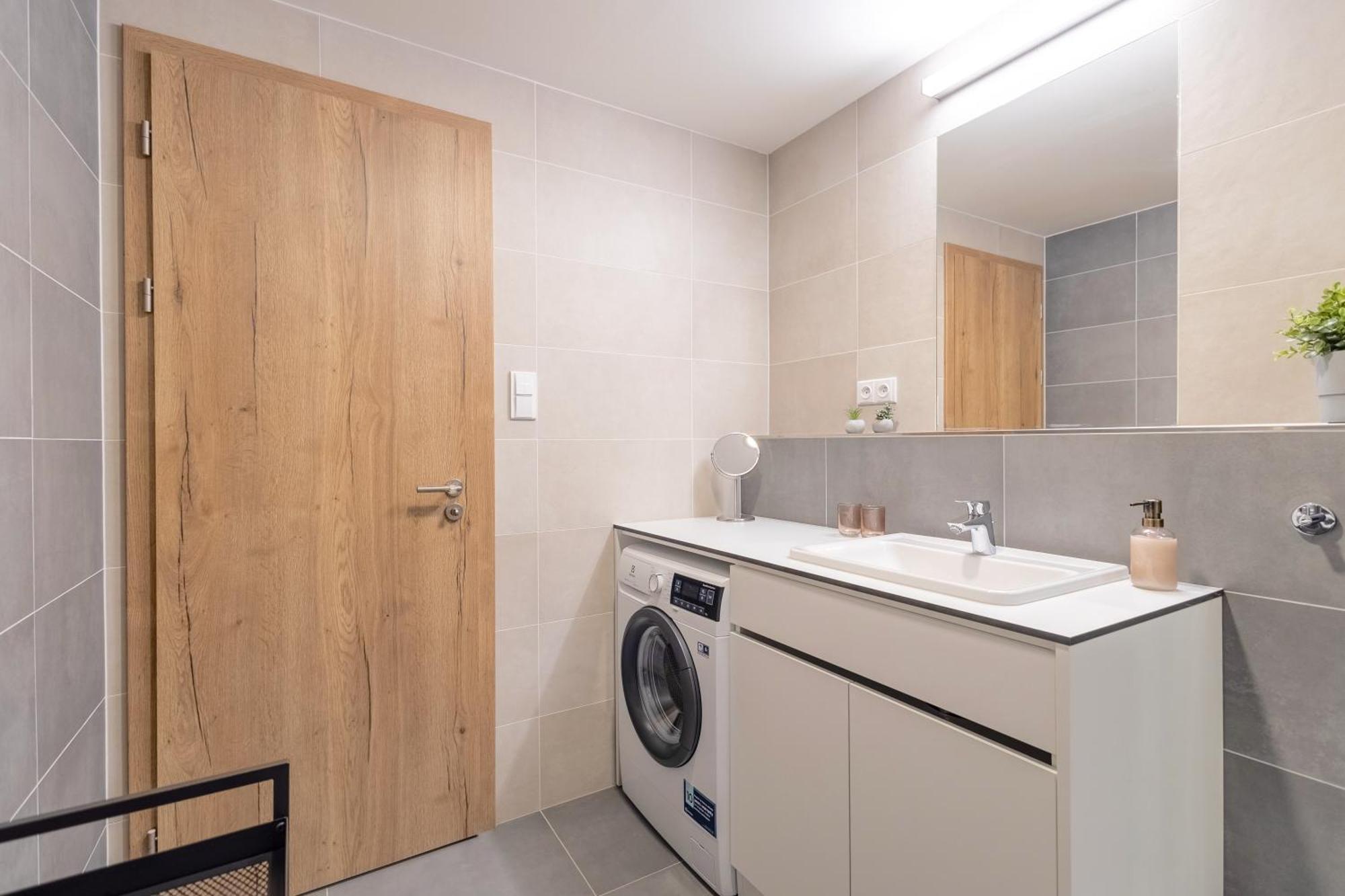 Apartamento Bright 2Br - 8Th Floor, Balcony, Free Parking - By Gravity Praga Exterior foto