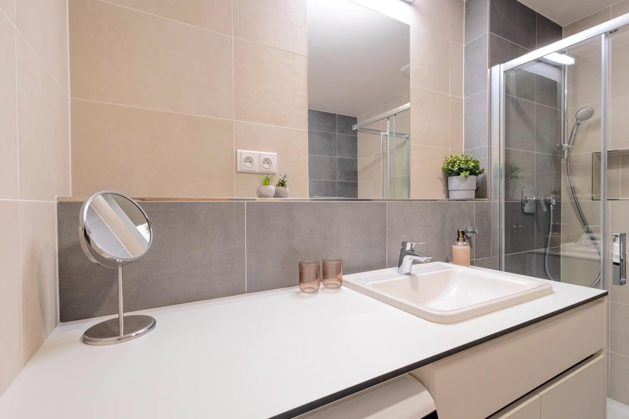 Apartamento Bright 2Br - 8Th Floor, Balcony, Free Parking - By Gravity Praga Exterior foto