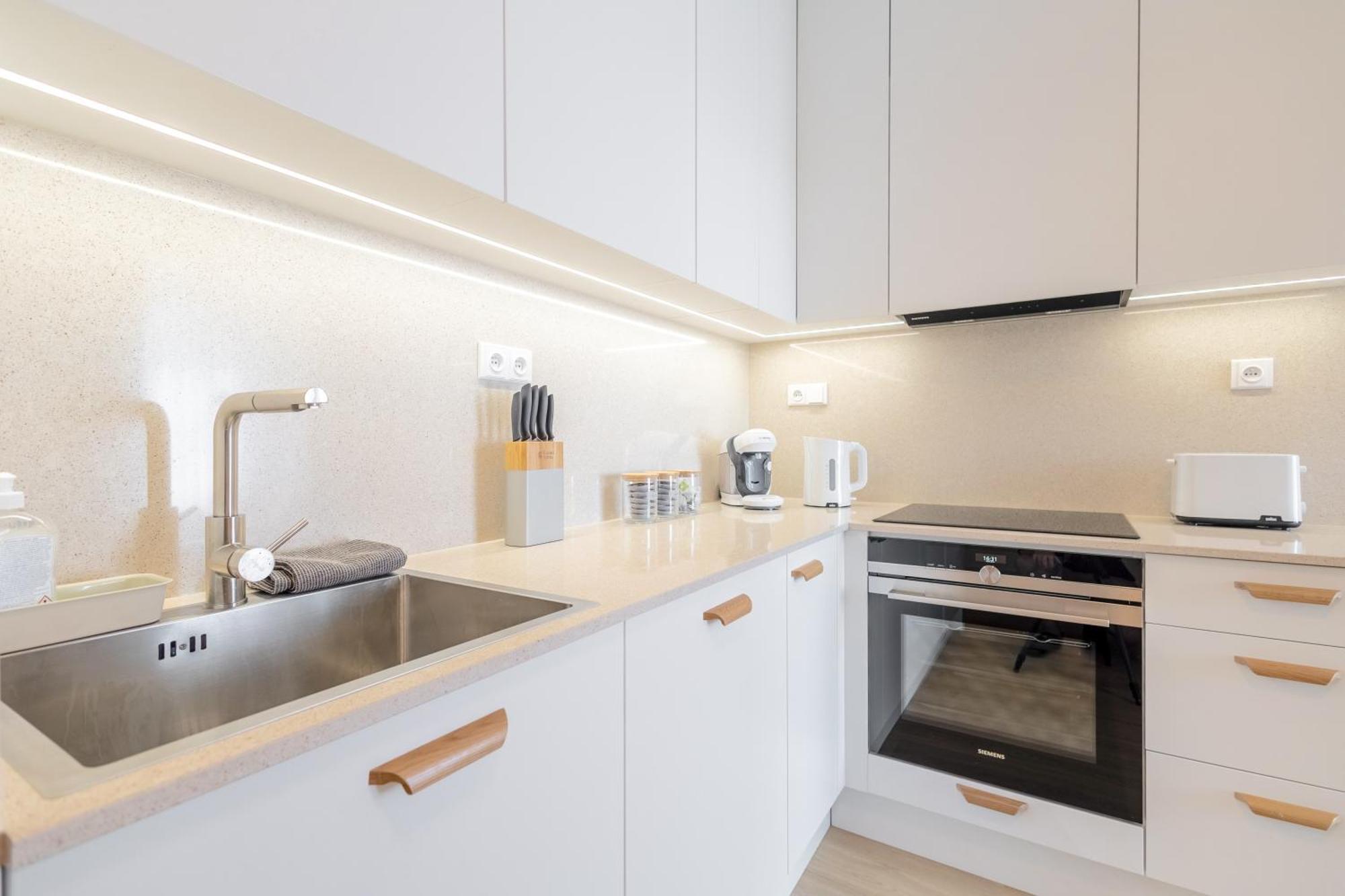 Apartamento Bright 2Br - 8Th Floor, Balcony, Free Parking - By Gravity Praga Exterior foto