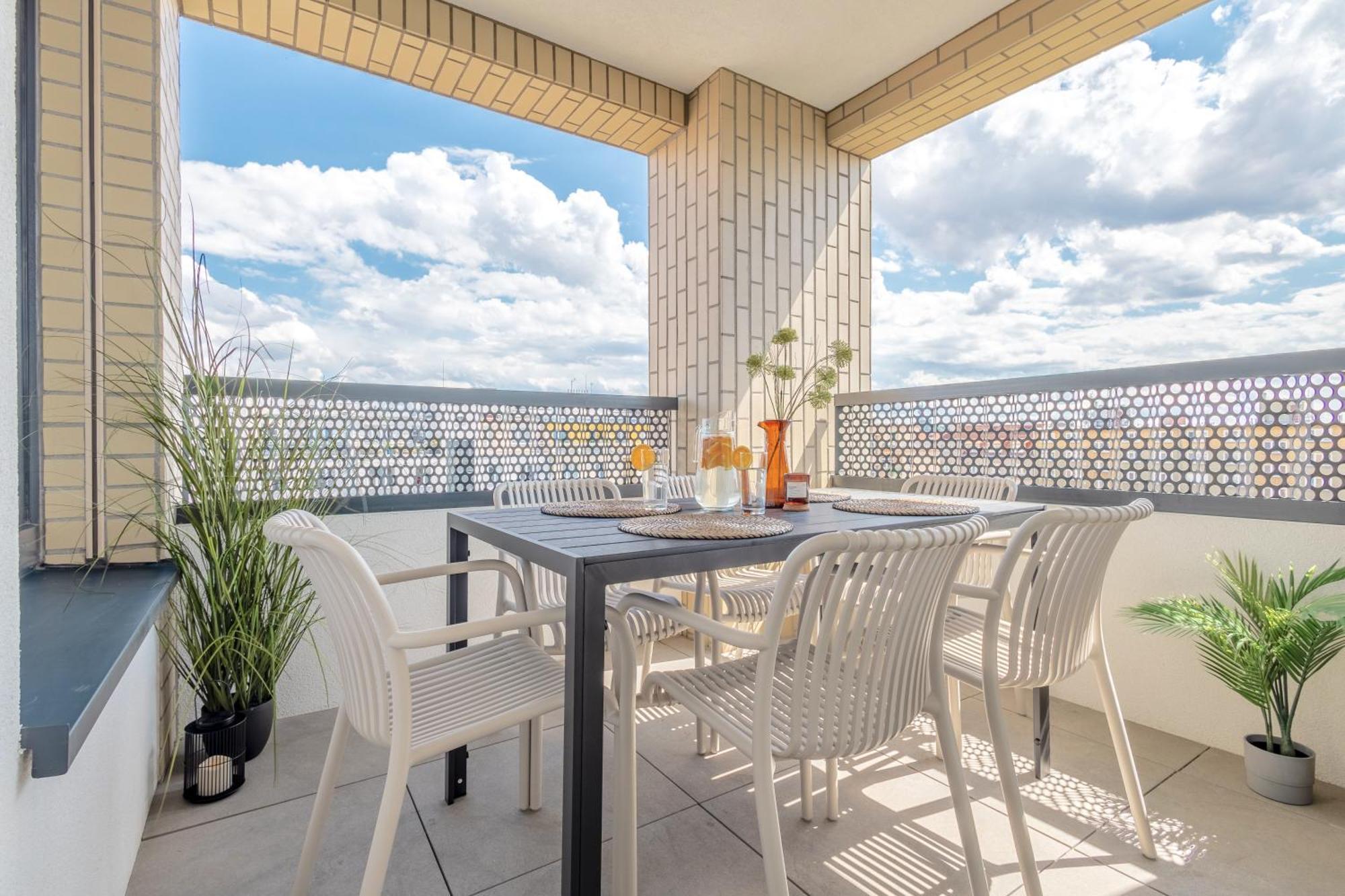 Apartamento Bright 2Br - 8Th Floor, Balcony, Free Parking - By Gravity Praga Exterior foto